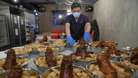 Koki RenRen Heping Restaurant Fong Wah-yat sibuk menyiapkan “poon choi” take away selama dua minggu, dengan restoran menerima sekitar 425 pesanan untuk hidangan tersebut.