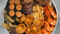 Hidangan tradisional yang dikenal sebagai poon choi, pun laris dipesan. Poon choi atau makanan baskom, adalah hidangan besar yang diisi dengan akar teratai, lobak, talas dan makanan lezat yang lebih mahal seperti udang, abalon, dan daging berlapis di atasnya.