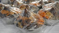 Sementara makanan takeaway biasa tidak dapat mengimbangi kerugian banyak, hidangan yang lebih mahal seperti poon choi membantu, katanya. Untuk beberapa pelanggan, “poon choi” takeaway adalah alternatif yang baik sementara varian omicron melonjak di kota.