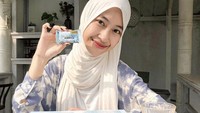 Minum salah satu minuman kesehatan, Adiba tampil cantik meski sederhana. Foto: Instagram Adiba Khanza