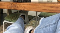 Foto ini jadi bukti kalau Adiba memang doyan banget ngopi dan menghabiskan waktu luangnya di kafe. Foto: Instagram Adiba Khanza