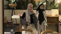 Tak hanya menikmati kopi saja, ketika di kafe Adiba selalu menghabiskan waktu luangnya dengan mengabadikan foto-fotonya. Foto: Instagram Adiba Khanza
