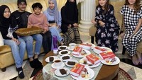 Dekat dengan Ashanty dan Aurel, Adiba dan keluarganya pernah bertamu dan makan bersama di kediaman Ashanty. Foto: Instagram Adiba Khanza