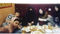  Tampil kopak dengan sang ibu dan saudara-saudaranya. Momen makan-makan bersama keluarga ini memang tidak terlupakan. Foto: Instagram Adiba Khanza