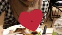  Terakhir ini gaya serius Adiba, saat tengah menghabiskan steaknya di salah satu restoran. Foto: Instagram Adiba Khanza