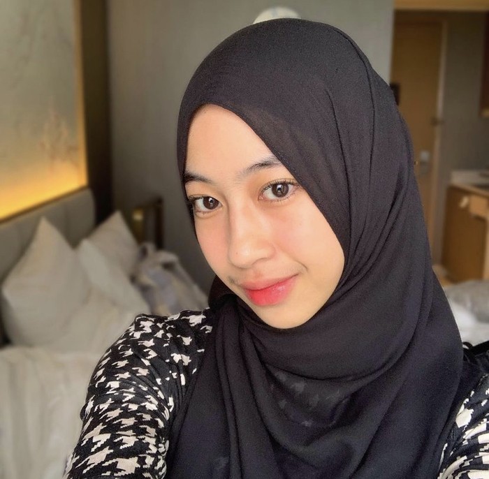 Modisnya Adiba Khanza, Putri Ustaz Jefri Al-Buchori yang Doyan Ngopi Modisnya Adiba Khanza, Putri Ustaz Jefri Al-Buchori yang Doyan Ngopi