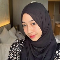 Wanita yang mempunyai 1,2 juta pengikut di Instagram itu mengunggah foto selfie saat memakai makeup natural dengan polesan lip tint warna pink. Ia menggunakan hijab pashmina hitam dan disampirkan ke belakang. Foto: Instagram Adiba Khanza.