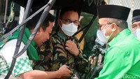 Anies menuju Jogja Expo Center (JEC) dengan menaiki andong. Gubernur DKI Jakarta itu menaiki andong bersama petinggi PPP.