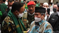 Anies mendapatkan sorban berwarna hijau dari DPW PPP DIY. Sorban itu sebagai wujud dukungan PPP terhadap Anies.