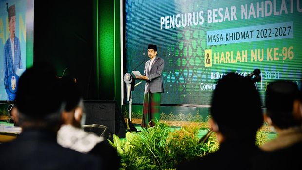 Presiden Joko Widodo menyampaikan pengarahan dalam Pengukuhan Pengurus Besar Nahdlatul Ulama (PBNU) Masa Khidmat 2022-2027 dan Harlah ke-96 NU di Balikpapan Sport and Convention Center, Kota Balikpapan, Kalimantan Timur, Senin (31/1/2022). ANTARA FOTO/HO/BPMI/Laily Rachev/sgd/hp.