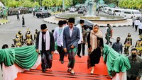 Presiden Joko Widodo (kedua kanan) bersama Wapres Maruf Amin (kiri), didampingi Ketua DPR Puan Maharani (kanan) dan Ketua Umum PBNU Yahya Cholil Staquf (kedua kiri) tiba di Balikpapan Sport and Convention Center, Kota Balikpapan, Kalimantan Timur, Senin (31/1/2022). Presiden menghadiri acara Pengukuhan Pengurus Besar Nahdlatul Ulama (PBNU) Masa Khidmat 2022-2027 dan Harlah ke-96 NU.