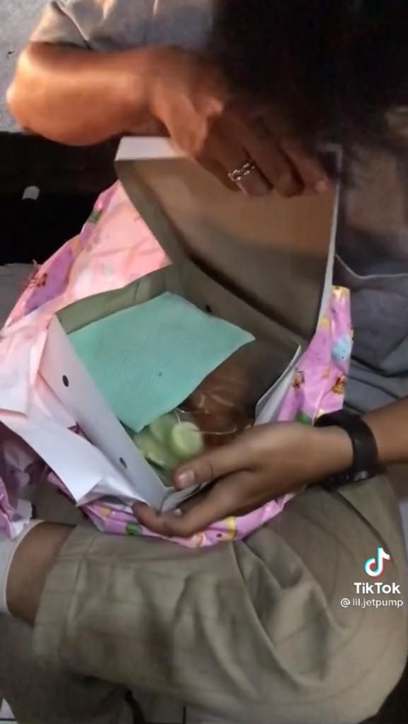 Ngakak! Pria Ini Bungkus Nasi Padang Pakai Kertas Kado Untul Ultah Temannya