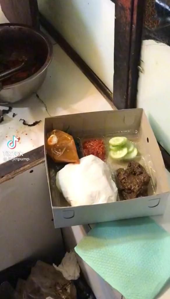 Ngakak! Pria Ini Bungkus Nasi Padang Pakai Kertas Kado Untul Ultah Temannya