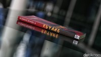 Buku setebal 377 halaman dengan 45 bab bakal membawa teror kuyang sampai ke tempatmu berada. Satu per satu teror yang dirasakan oleh Bimo dan istrinya bakal menghantui, bahkan ending tak terduga didapatkan dalam buku Kuyang. Foto: Muhammad Ridho