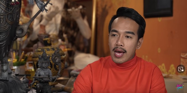 Punya delapan istri, banyak orang mengira kalau Ong Dam Sorot adalah pria kaya yang hartanya tak habis tujuh turunan. Tapi ternyata tidak demikian. Para istrinya pun mencari penghasilan dengan jadi ART atau menjual berbagai produk mulai dari makanan, kosmetik hingga aksesori. Foto: Tangkapan layar YouTube/Joker Family