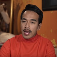 Punya delapan istri, banyak orang mengira kalau Ong Dam Sorot adalah pria kaya yang hartanya tak habis tujuh turunan. Tapi ternyata tidak demikian. Para istrinya pun mencari penghasilan dengan jadi ART atau menjual berbagai produk mulai dari makanan, kosmetik hingga aksesori. Foto: Tangkapan layar YouTube/Joker Family