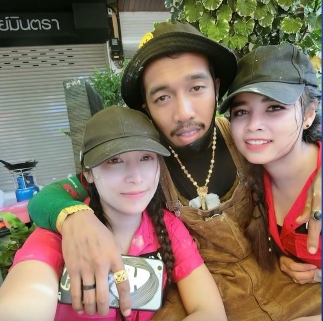 Pria asal Thailand ini memberlakukan sistem bergilir bagi para istri untuk tidur seranjang dengannya. Foto: Tangkapan layar YouTube/Joker Family