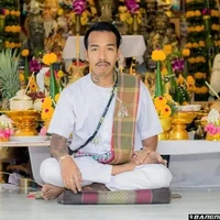 Ong Dam Sorot berprofesi sebagai seniman tato. Ia memiliki delapan istri cantik dan semuanya tinggal dalam satu atap. Foto: dok. YouTube