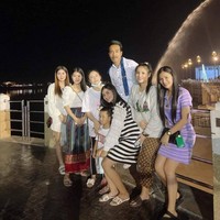 Delapan kali menikah, Ong Dam Sorot sudah dikaruniai satu putra dari istri pertamanya. Dua istri lainnya pun sedang mengandung anaknya. Foto: dok. YouTube