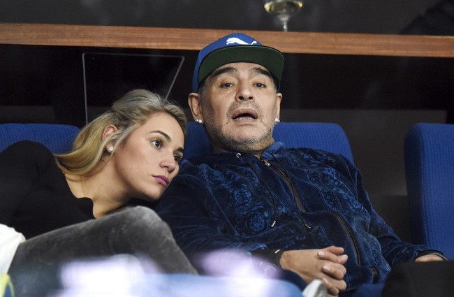 Pesepakbola Maradona yang sudah meninggal dunia pernah tersandung kasus kekerasan pada mantan tunangannya Rocio Olivia pada 2014. Sebuah video viral berdurasi 30 detik yang ditayangkan oleh salah satu program TV di Argentina, Nosotros al Mediodia memperlihatkan Maradona nampak memukul Rocio yang secara diam-diam merekamnya dengan kamera ponsel. Foto: Dok. AFP