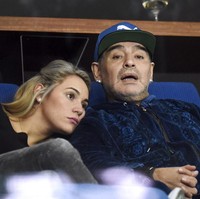 Pesepakbola Maradona yang sudah meninggal dunia pernah tersandung kasus kekerasan pada mantan tunangannya Rocio Olivia pada 2014. Sebuah video viral berdurasi 30 detik yang ditayangkan oleh salah satu program TV di Argentina, Nosotros al Mediodia memperlihatkan Maradona nampak memukul Rocio yang secara diam-diam merekamnya dengan kamera ponsel. Foto: Dok. AFP