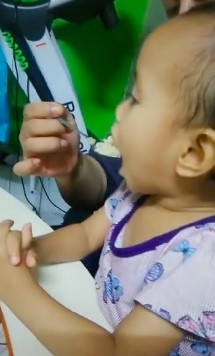 Pakai Taktik Halus, Ayah Ini Ancam Anaknya Agar Mau Makan
