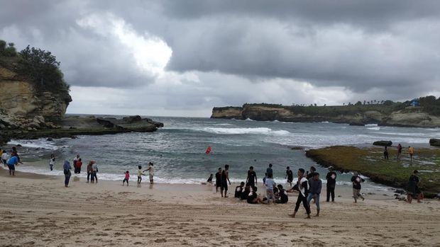 panorama wisata alam pantai klayar khas Pacitan