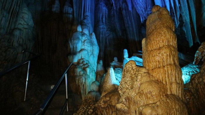 panorama gua gong wisata alam khas Pacitan