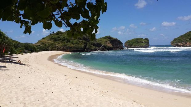 panorama wisata alam Pantai Watukarung khas Pacitan panorama wisata alam Pantai Watukarung khas Pacitan
