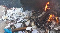 Perekam video, Danil mengaku mengabadikan banyaknya sampah medis bekas rapid test antigen mengambang di sepanjang pantai pada hari Minggu (30/1). Sampah medis itu ditemukan di sepanjang pantai di depan Terminal Sritanjung, Desa Ketapang, Kalipuro, Banyuwangi.