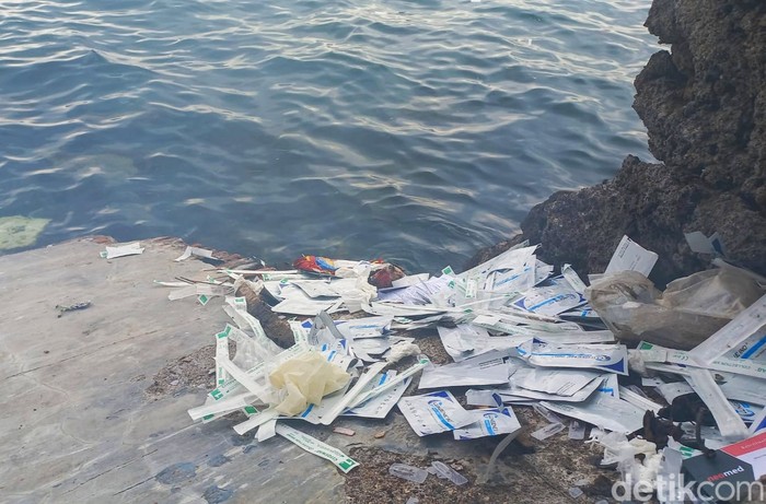 Ribuan limbah medis rapid test antigen kits dibuang di laut. Ribuan limbah bekas alat tes antigen itu ditemukan berserakan di sepanjang pantai di Selat Bali.