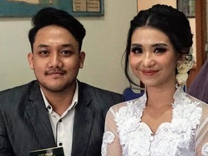 Viral Pasangan Menikah Sederhana di KUA, Netizen: Trendingkan