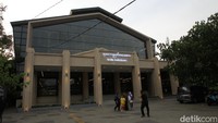 Sejumlah pedagang melihat lapak pembagian dari hasil undian di Teras Malioboro 1, Yogyakarta, Senin (31/1/2022).
