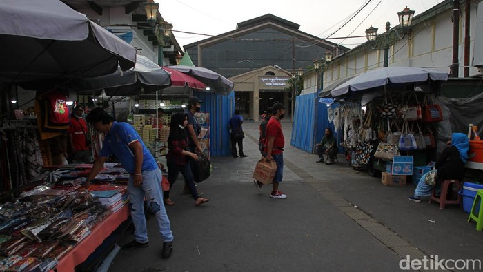 Pedagang dan Pengunjung Mulai Berdatangan Melihat Teras Malioboro Sejumlah pedagang melihat lapak pembagian dari hasil undian di Teras Malioboro 1, Yogyakarta, Senin (31/1/2022). Terhitung mulai 1 Februari 2022, pedagang kaki lima sudah dilarang berjualan di pedestrian Jalan Malioboro.