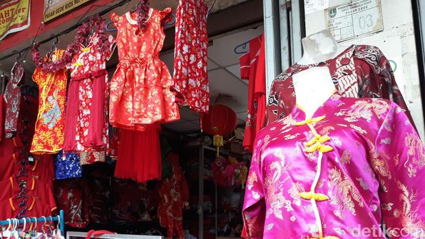 Pedagang mainan dan pakaian di Pasar Gede Solo, Senin (31/1/2022).