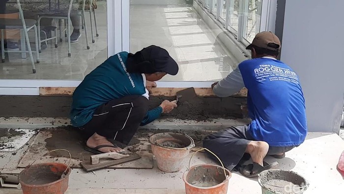 Pekerja memperbaiki tembok yang berlubang ditendang Gubernur Ganjar Pranowo, Senin (31/1/2022).