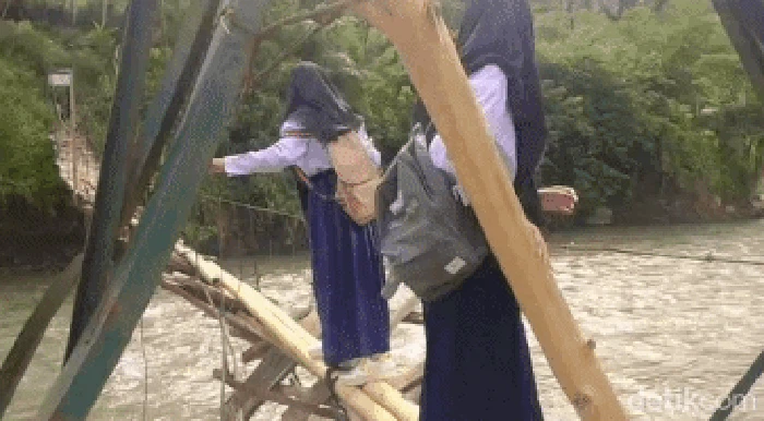 Pelajar Lewati Jembatan di Cianjur