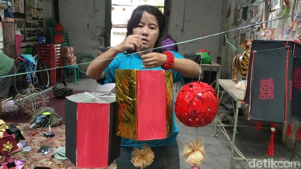 pembuatan lampion di kampung tambak bayan