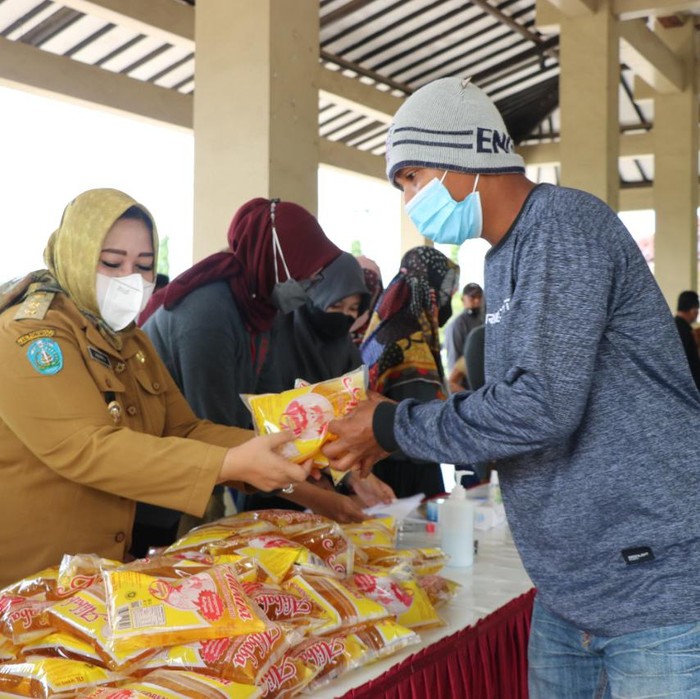 Pemkab Ponorogo menggelar operasi pasar khusus minyak goreng. Sebab, harga minyak goreng saat ini mencapai Rp 18 ribu di bumi reog.