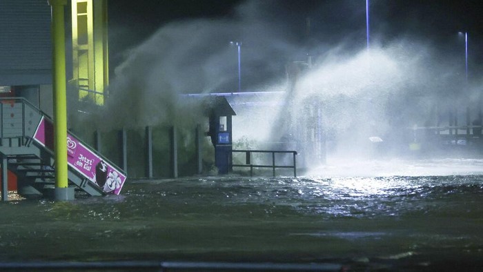 Penampakan Badai Terjang Eropa Badai musim dingin menerjang Eropa. Begini panampakan badai di sejumlah negara yang mengakibatkan banjir hingga kerusakan.