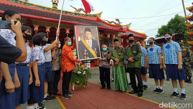 Penyerahan foto Gus Dur dari MWC NU Kecamatan Muntilan kepada Kelenteng Hok An Kiong, Senin (31/1/2022).