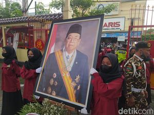 Potret Gus Dur, Kado Imlek Warga NU Muntilan untuk Kelenteng Hok An Kiong
