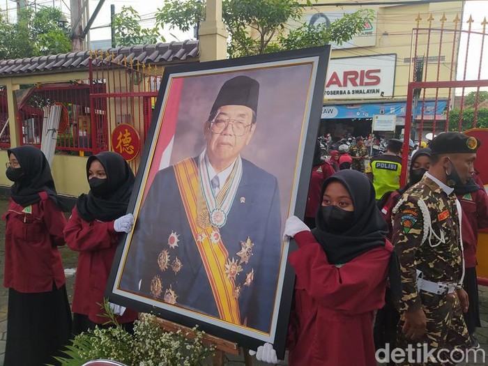 Penyerahan foto Gus Dur dari MWC NU Kecamatan Muntilan kepada Kelenteng Hok An Kiong, Senin (31/1/2022).