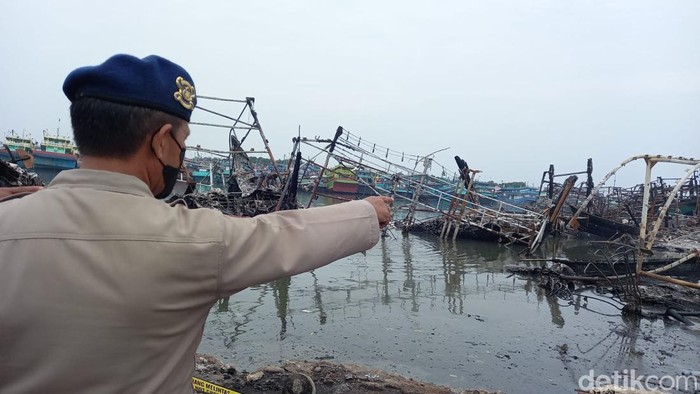 Tim Inafis Polda Jateng memeriksa bangkai kapal yang terbakar di Pelabuhan Kota Tegal.