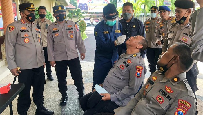 Polisi Banyuwangi Dites Swab Deteksi Dini Omicron