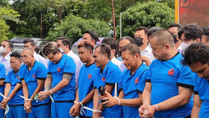 Polisi menetapkan 12 orang tersangka dalam kasus demo berujung ricuh ormas GMBI di Mapolda Jabar. Salah diantaranya adalah Ketum GMBI Fauzan Rachman.
