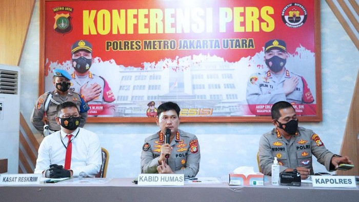 Polisi merilis kasus pinjol ilegal yang dipimpin WN China di Jakut. Foto dikirim Kombes Zulpan.