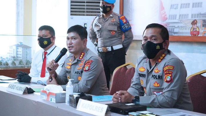 Polisi merilis kasus pinjol ilegal yang dipimpin WN China di Jakut. Foto dikirim Kombes Zulpan.