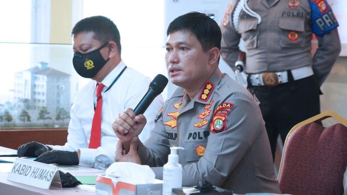 Polisi merilis kasus pinjol ilegal yang dipimpin WN China di Jakut. Foto dikirim Kombes Zulpan.