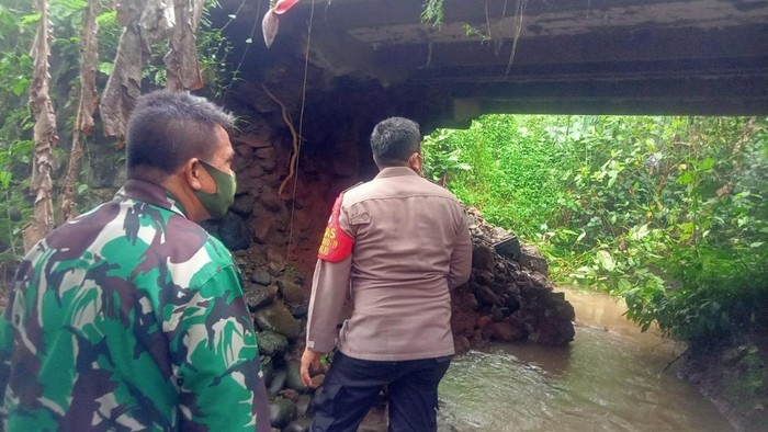 Kondisi jembatan Bendo, Pekalongan yang terpaksa ditutup karena pondasinya hanyut terbawa air.
